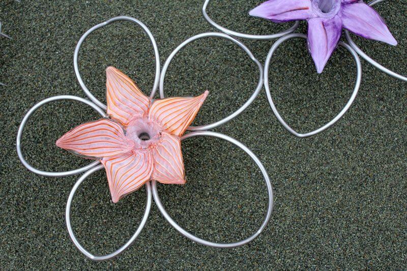 Artistiek RVS grafmonument met glazen bloemen voor jonge vrouw