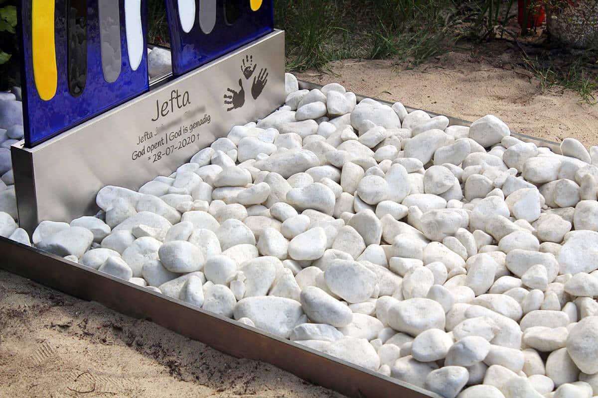 babygraf witte stenen Openbaringen