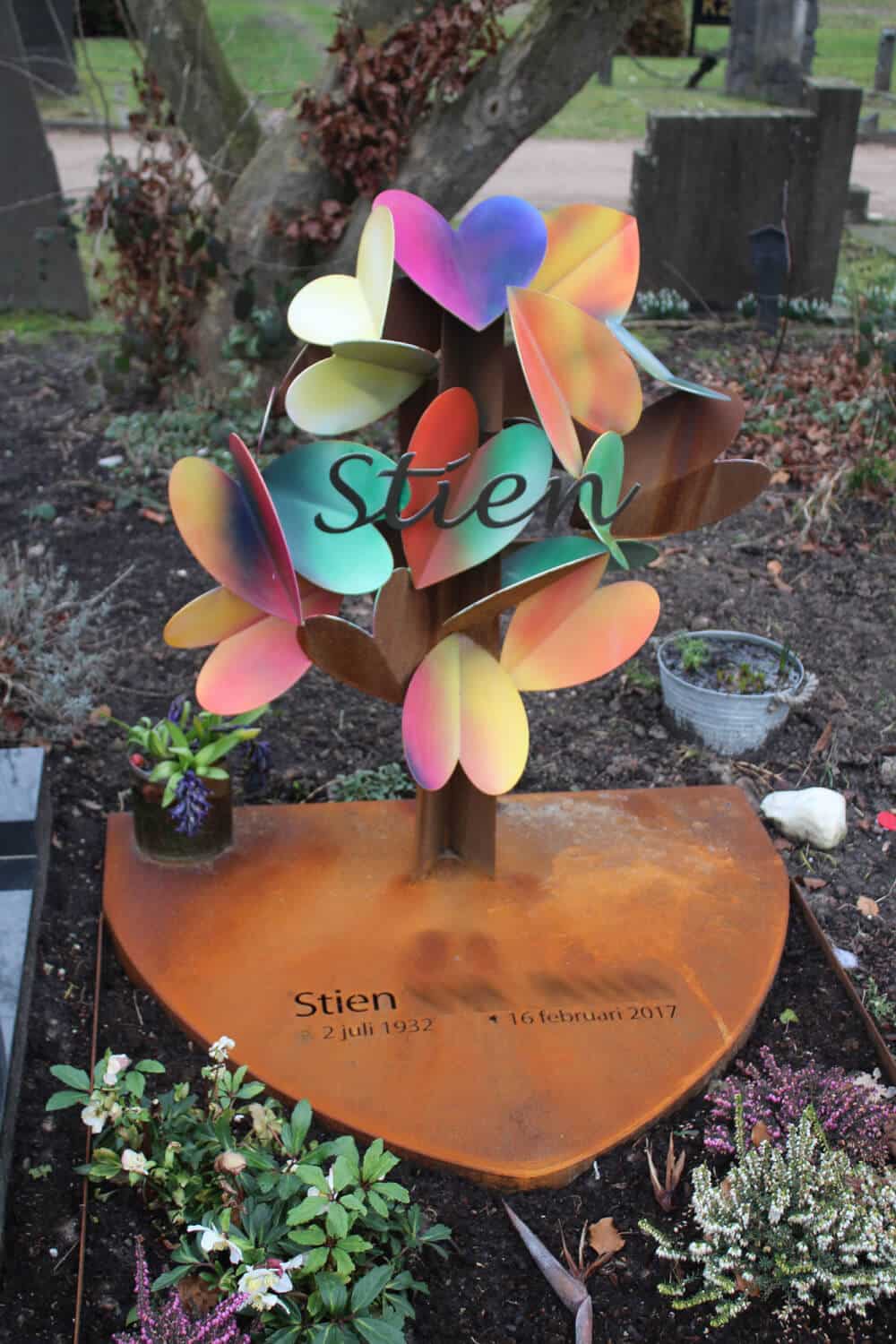 kunstzinnig-gedenkteken-ouders-met-gekleurde-harten-en-corten-staal
