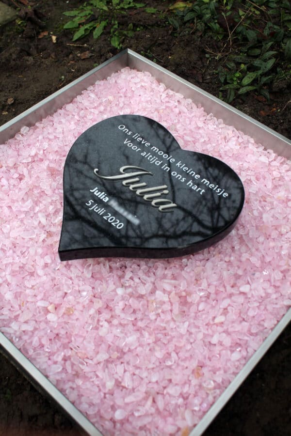 lief babygraf met hartje eb roze steentjes
