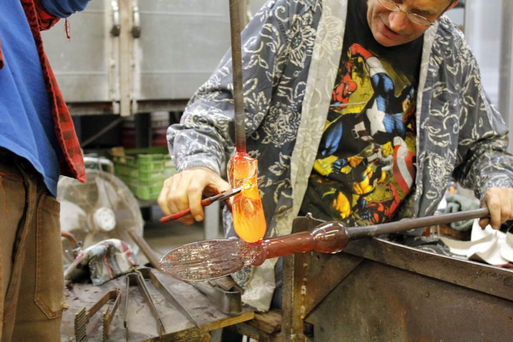Detail Glasblazen glazen bloemen voor grafmonument jonge vrouw