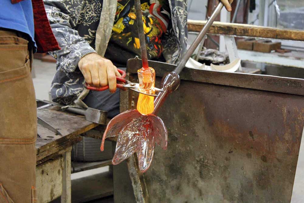 Glasblazen glazen bloemen voor grafmonument jonge vrouw