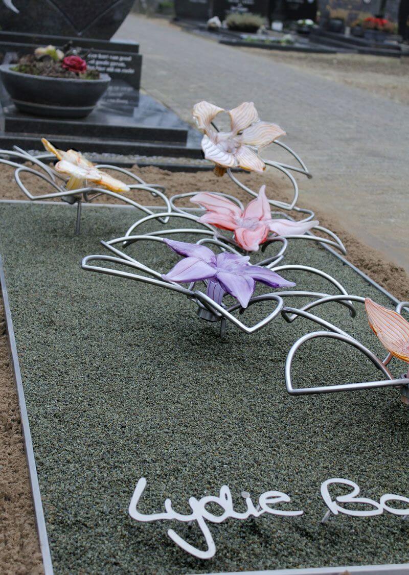 Modern RVS grafmonument met glazen bloemen voor jonge vrouw
