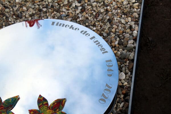 modern RVS grafmonument met gegraveerde tekst