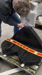 montage grafmonument met sterren en sjaal galatasaray