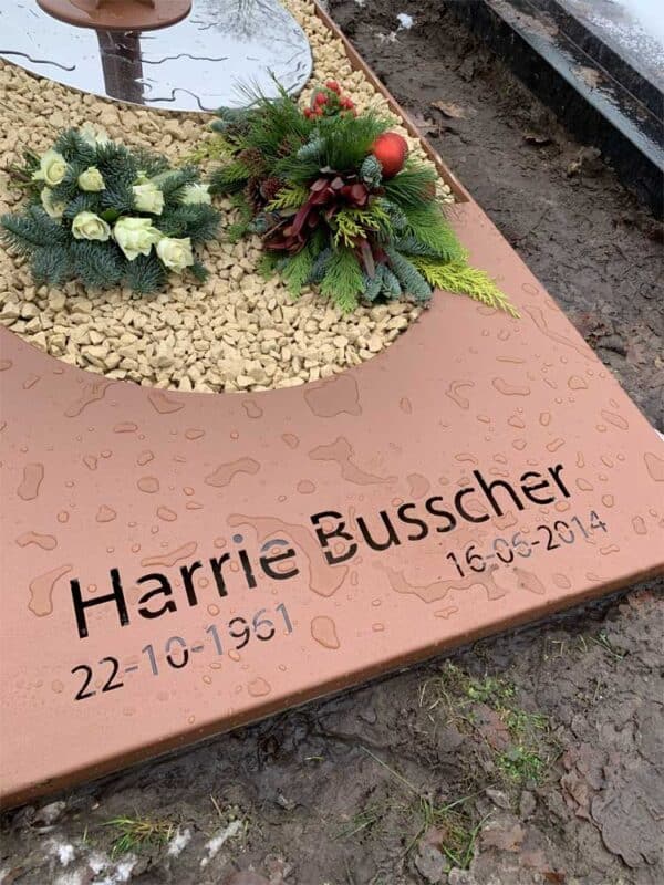 naam uitgesneden grafmonument cortstaal look