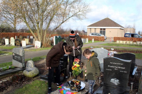 nabestaanden weerspiegeld in rvs grafmonument