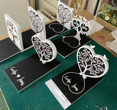 Kartonnen ontwerpmodellen van een cortenstalen hart voor een babygraf