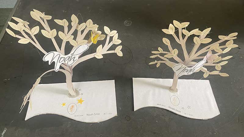 kartonnen ontwerpen grafmonument met boompje