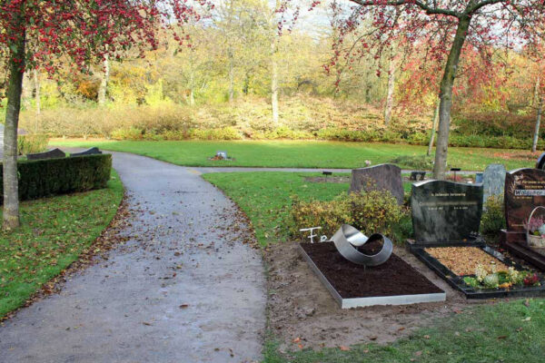 Modern RVS Grafmonument met ring Mobius voor partner Emmeloord