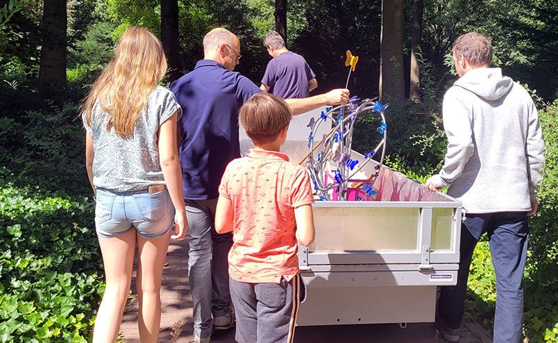 samen met het monument op weg naar het graf