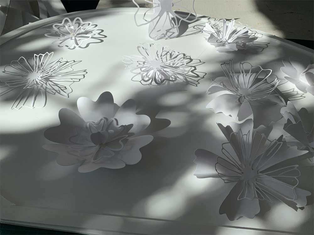 papieren bloemen voor grafsteen hart