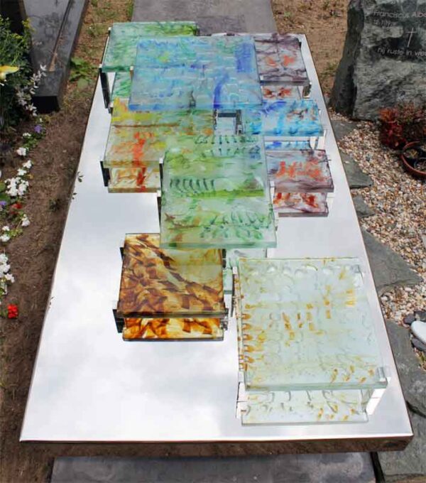 Modern – RVS Grafmonument met gekleurde blokken glas voor partner