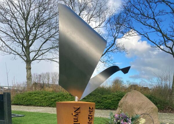 prachtig grafmonument voor jonge vrouw