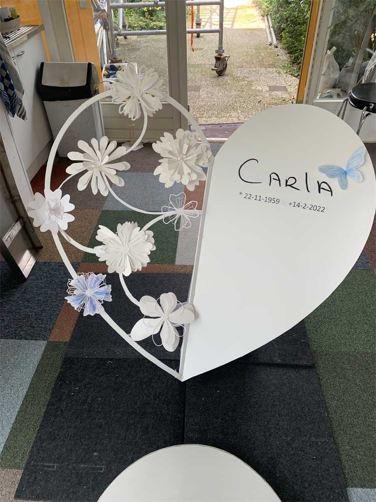 prototype grafsteen hart met bloemen