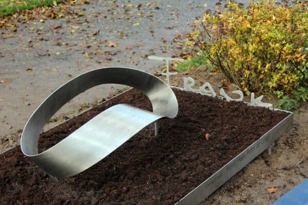Modern RVS Grafmonument met ring Mobius voor partner
