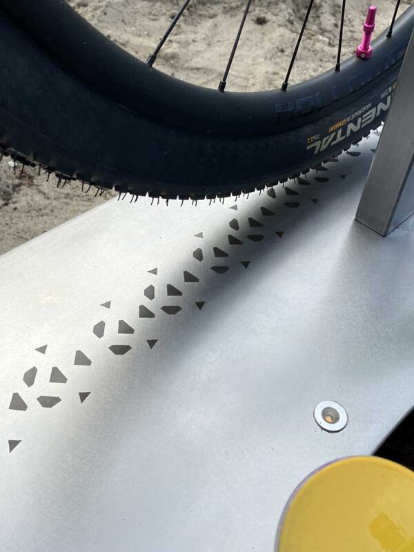 rvs gedenkteken fietswiel bandenspoor