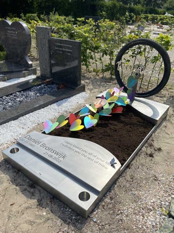 rvs gedenkteken fietswiel en harten