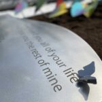 rvs gedenkteken met vlindertje en tekstregel detail