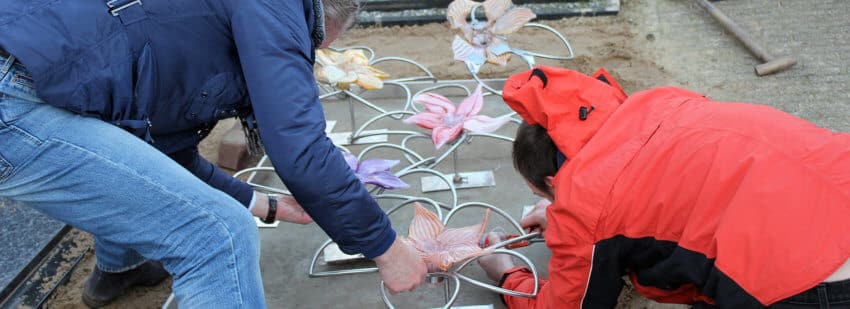 Moeder en dochter helpen zelf mee bij het grafmonument