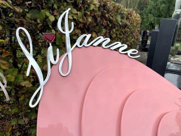 sierlijke letters op grafmonument