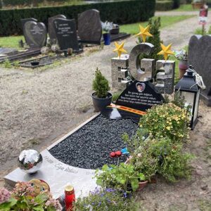 Islamitische Grafsteen voor Turkse jongen