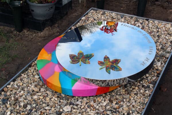 uniek RVS grafmonument met veel kleur