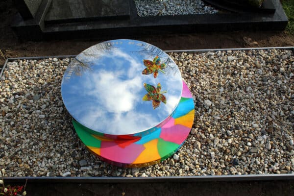 uniek grafmonument van rvs met kleur en bladeren