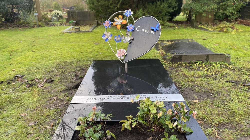 unieke grafsteen met hart en bloemen van rvs