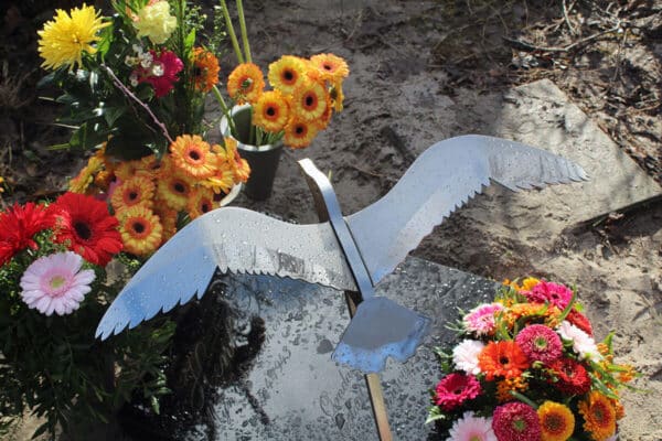 gedenkteken urnengraf grafkunst vogel