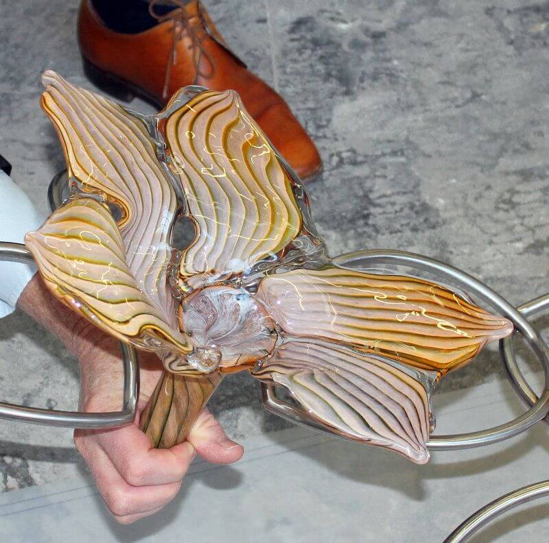 Kunstzinnig RVS grafmonument met glazen bloemen voor kind jonge vrouw